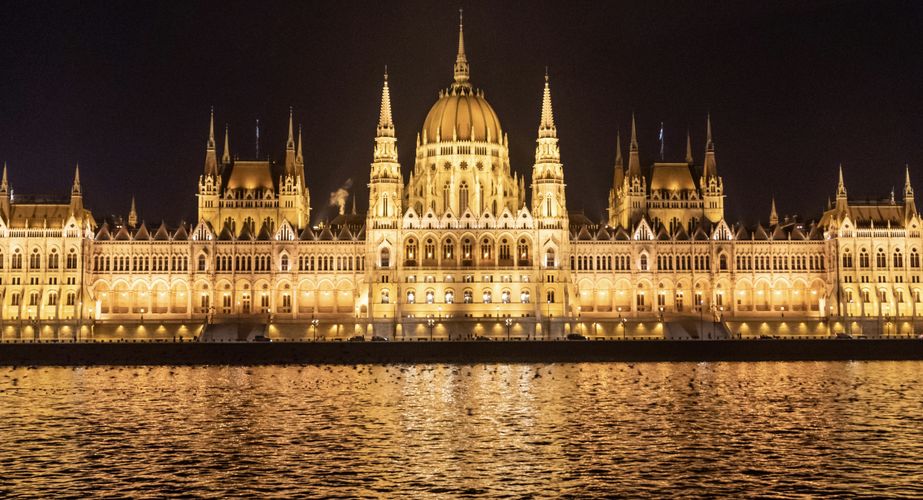 Parlementsgebouw in het donker, Boedapest Parlementsgebouw in het donker, Boedapest